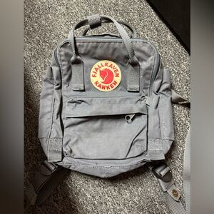 Fjallraven Kånken Backpack in Charcoal Gray